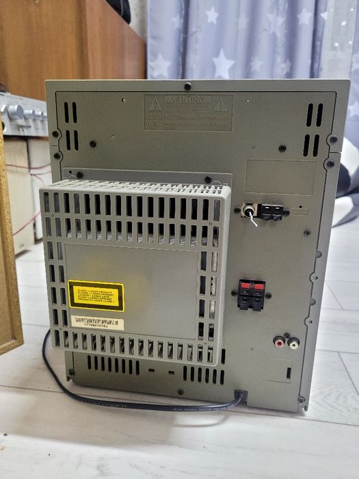 Продам видеомагнитофон с касетами