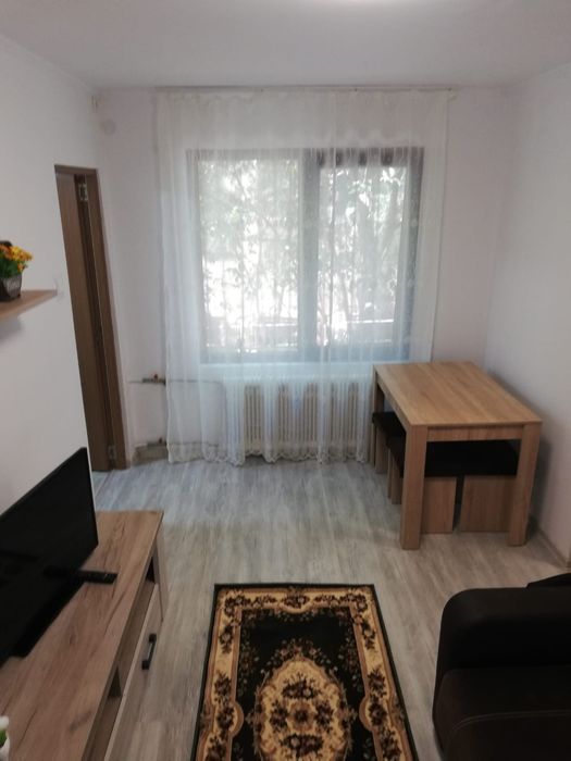 Închiriez apartament pentru studentă/elevă, zona Ciresica