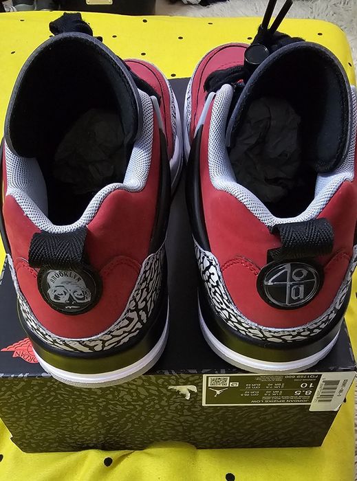 Vând Jordan  spizike