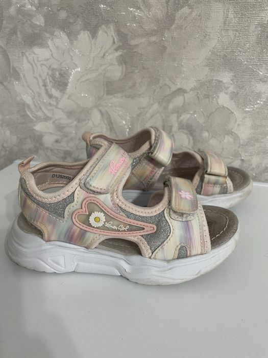 Прлдам обувь на девочку