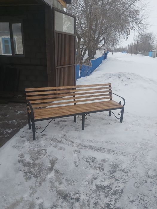 Скамейки и урны.