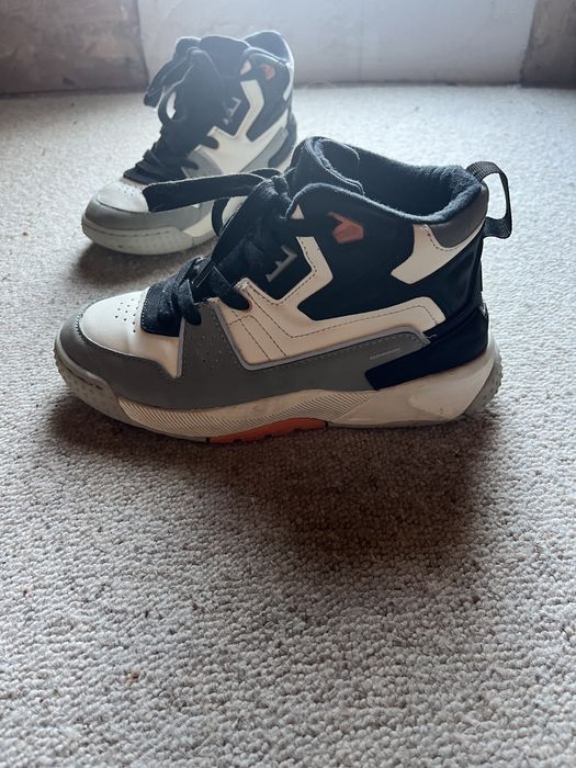 Vand diferite perechi de pantofi pentru baieti