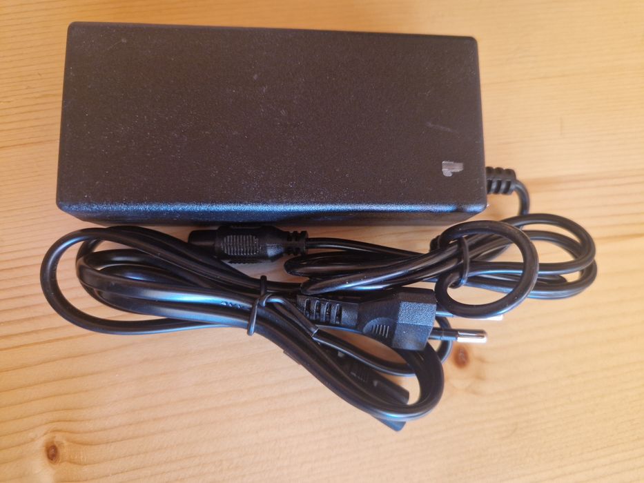 Универсално зарядно