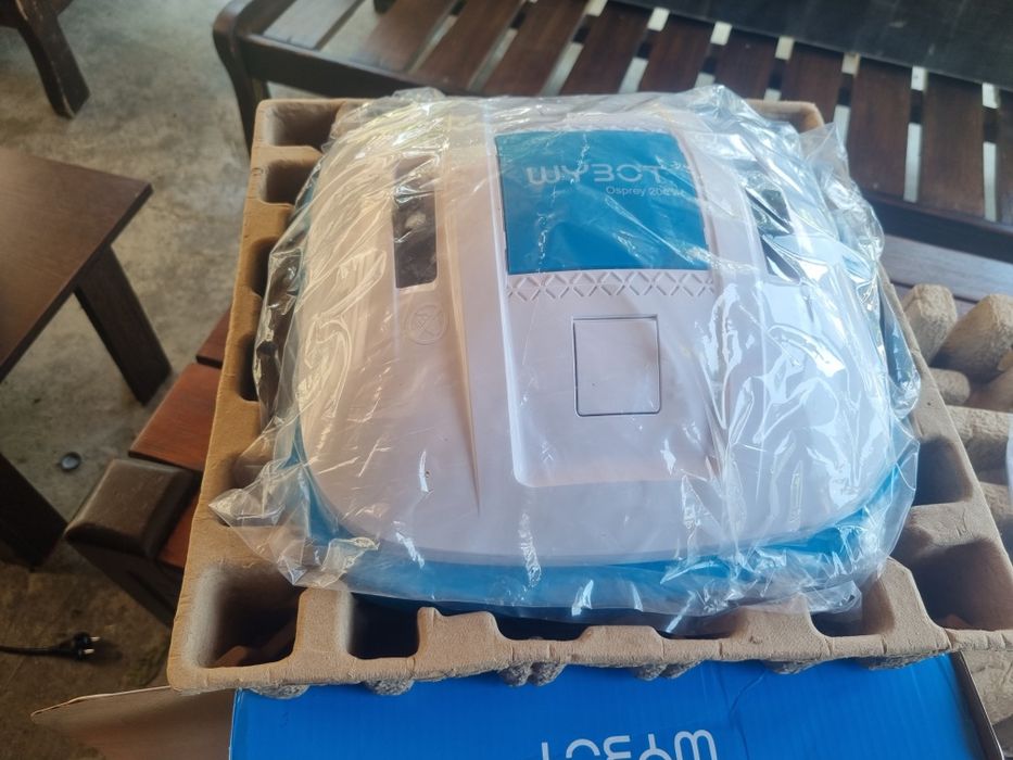 Robot curatare piscina fara fir WYBOT Motoare Duble complet la cutie