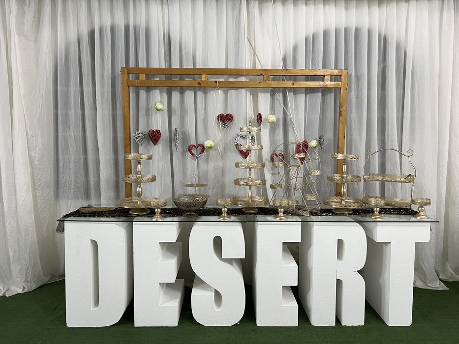 Masă candy bar și veselă