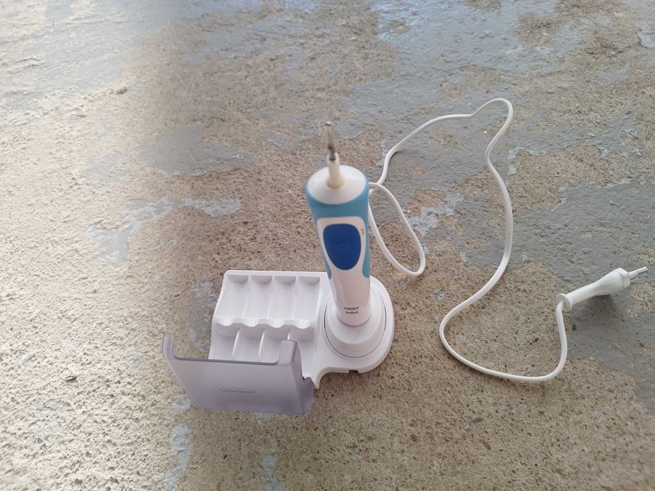 Periuța electrica cu acumulator și încărcător wireless OraL B