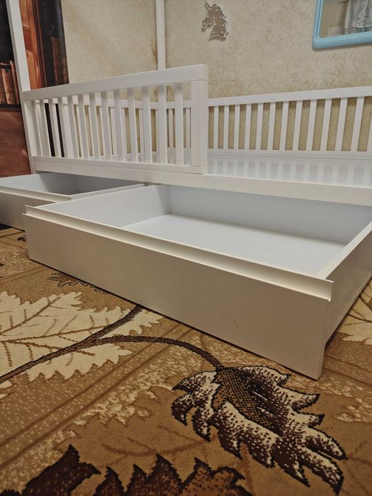 Pat supraetajat din lemn masiv. Stare perfectă. Dimensiuni 120*200. Are 2 sertare mari de depozitare. Preț negociabil. Ridicare disponibilă.