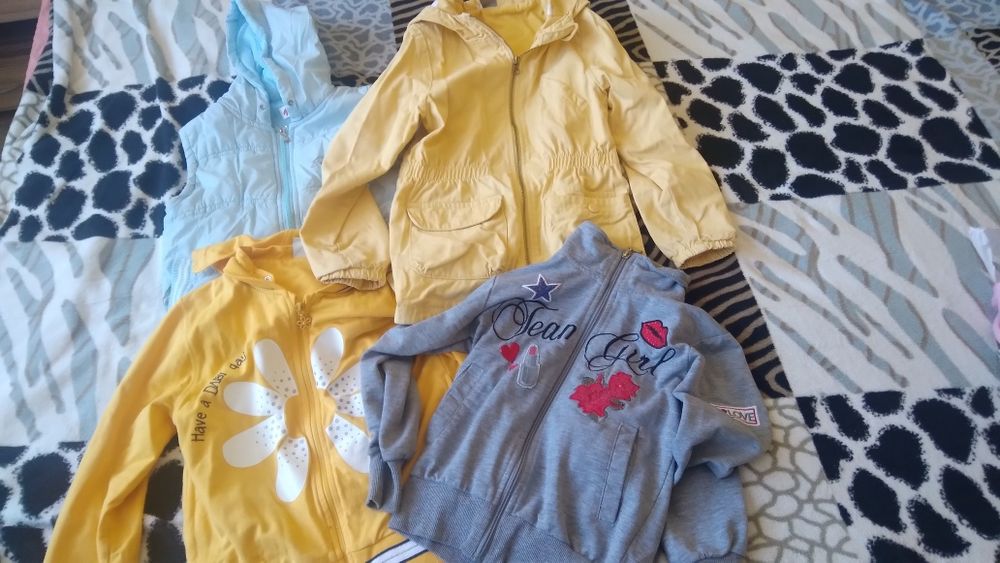 Продавам детски дрехи за момиче