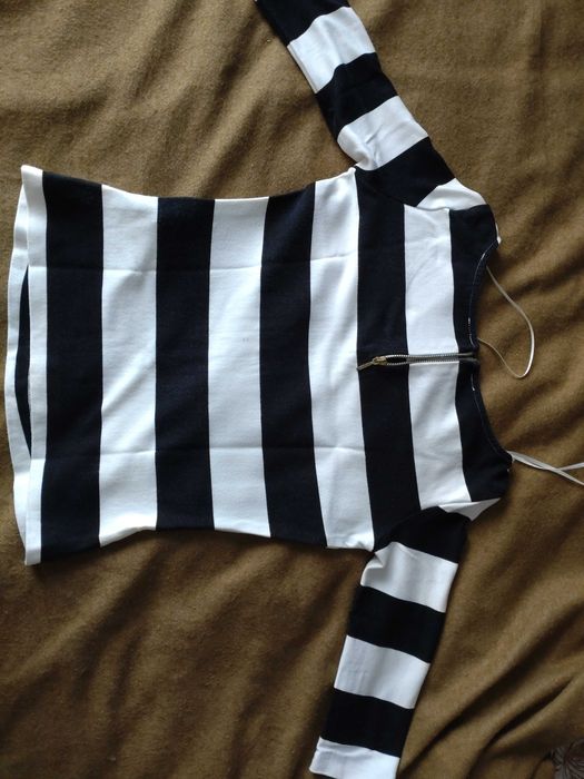 Blugi scurti, bluza zara.