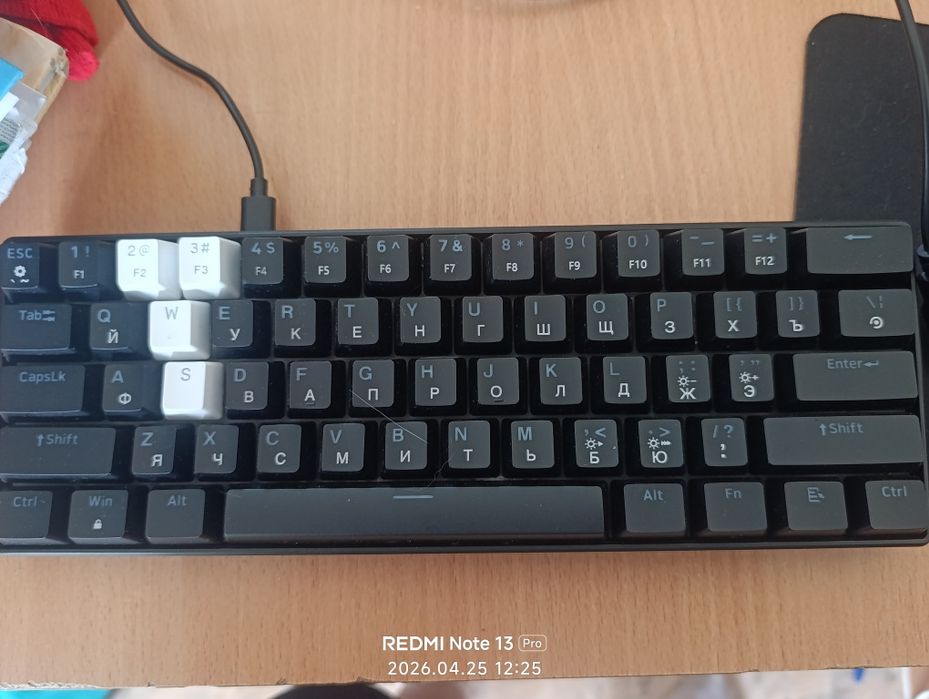 клавиатура, мышка и маленькиц коврик