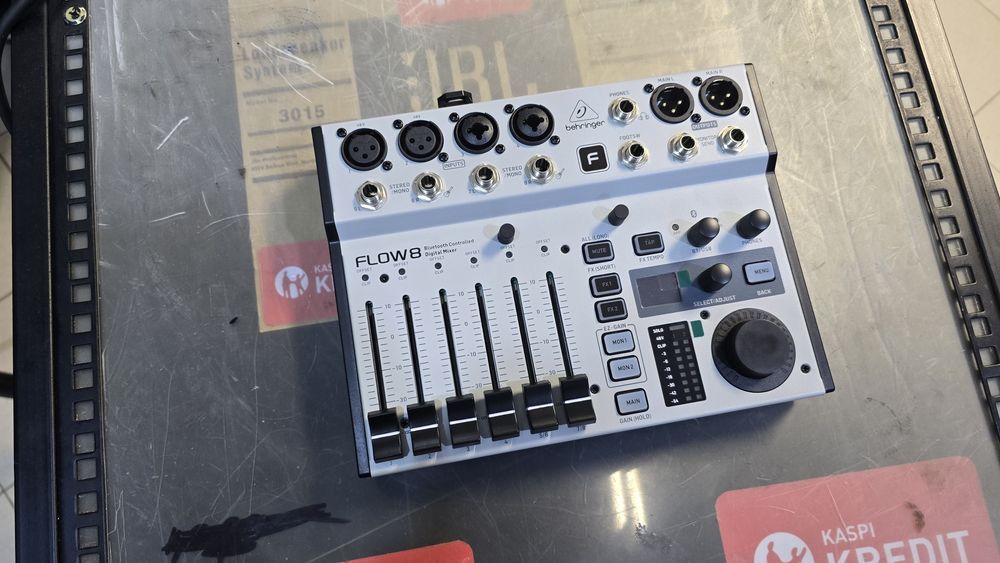 Цифровой микшер Behringer FLOW 8 Bluetooth USB с эффектами
