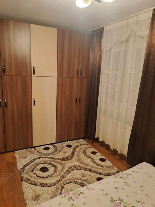 Apartament cu trei camere de inchiriat.