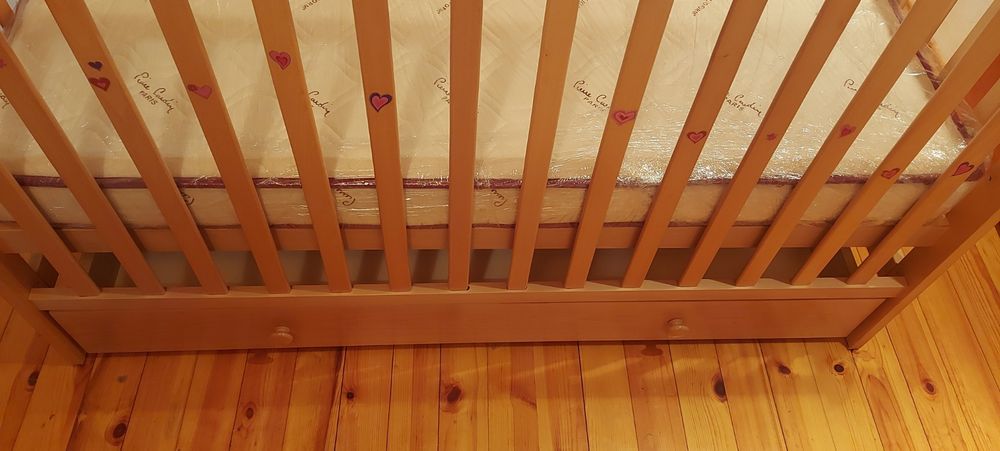 Детско легло с матрак и подвижна решетка