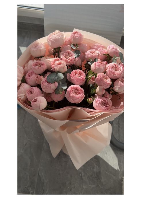 Свежий букет пионовидных роз. Астана