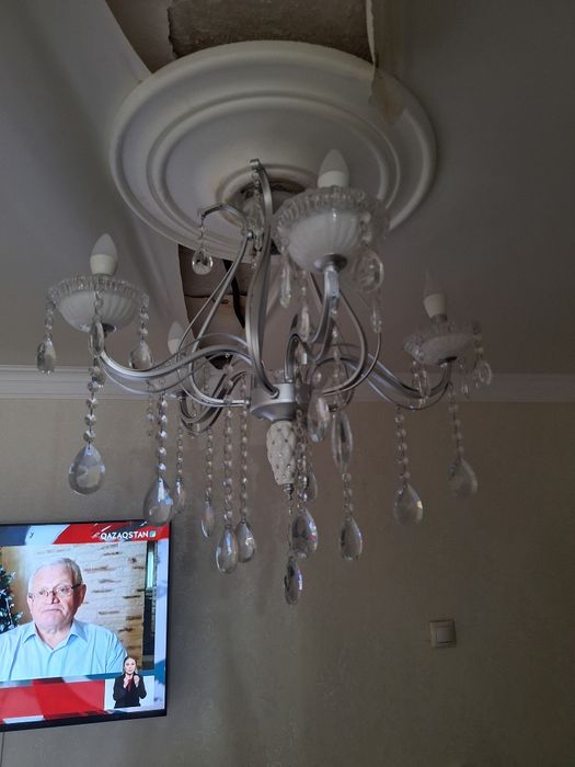 Продам люстру  с кристалом