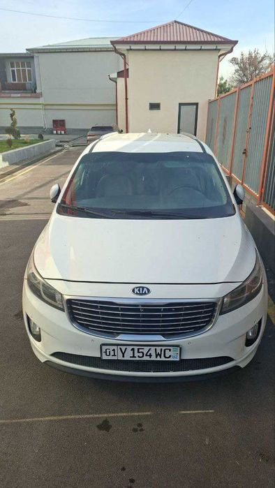 KIA Carnival автомашинаси 2019 йил и. ч., ок рангли сотилади.