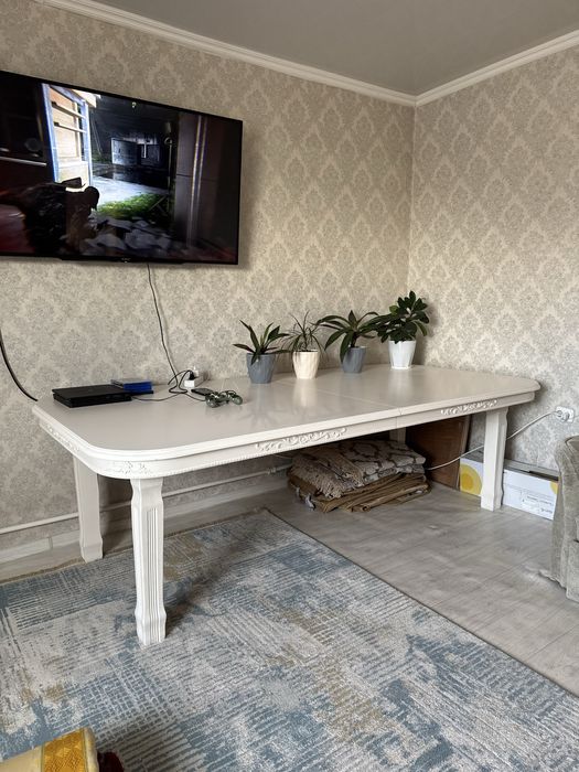 Срочно продам стол гостивой