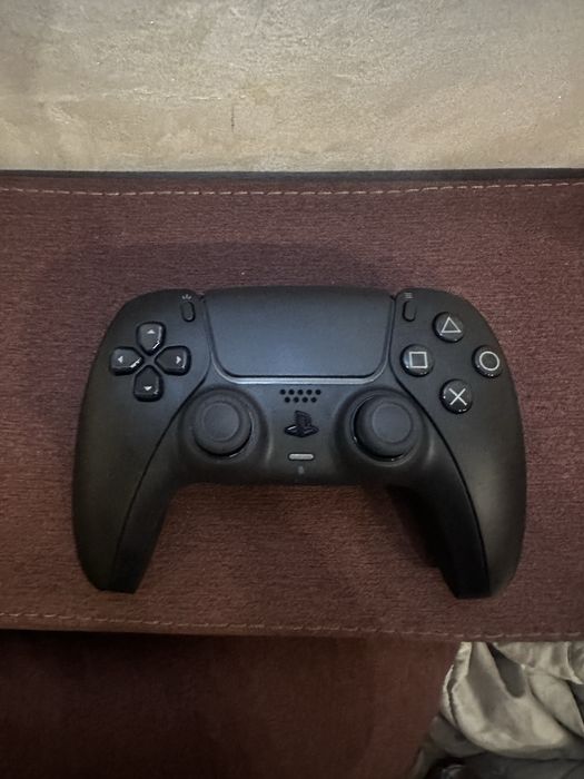 Consolă Sony PlayStation 5 Disk Edition cu manetă