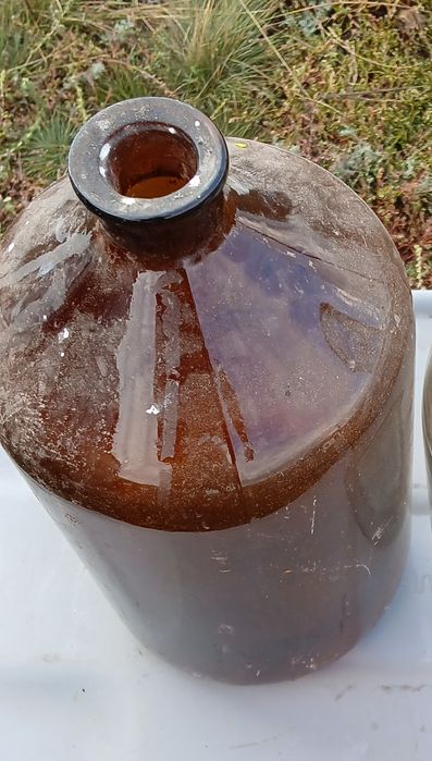 Бутыль стеклянный.