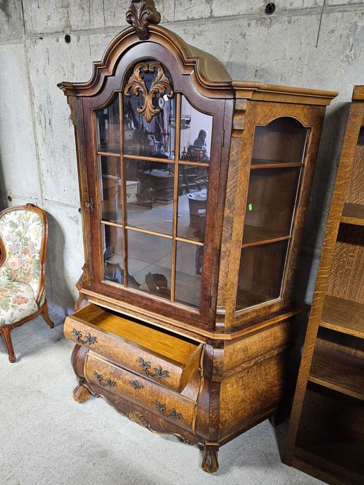 Витрина с интарзия в стил Чипъндейл