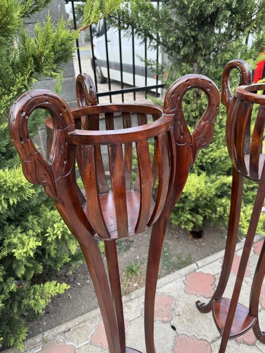 Pereche jardiniere din lemn cu sculpturi in forma de lebada