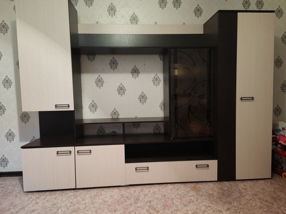 Стенка б/у в хорошем состоянии