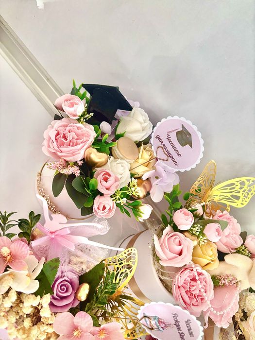 Комбинирани букети  + подарък картичка