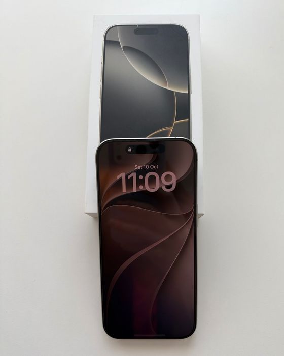 Vând iPhone 16 Pro 128 GB Natural Titanium, impecabil, cu accesorii
