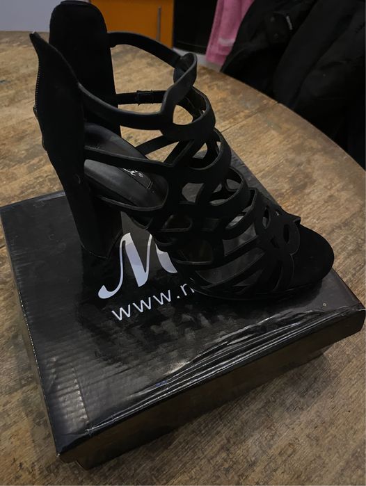 Обувки на висок ток