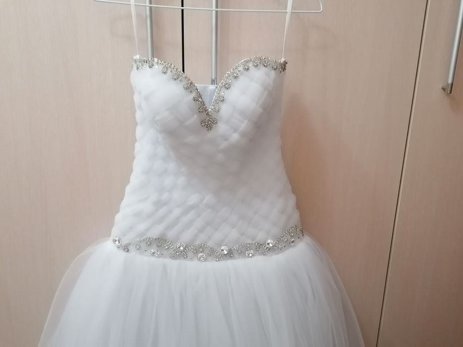 Сватбена рокля с обръч