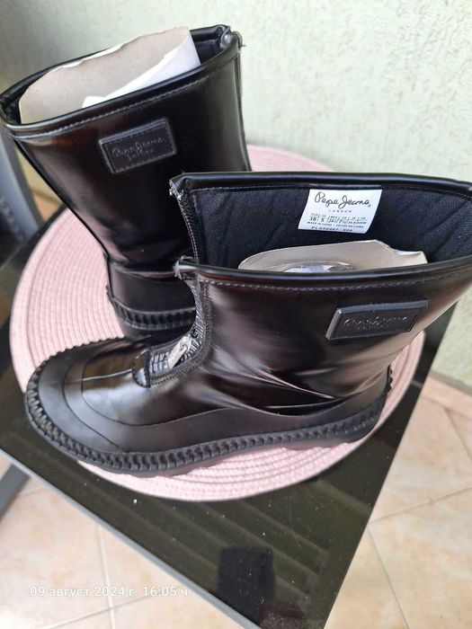 Продават се боти Pepe Jeans