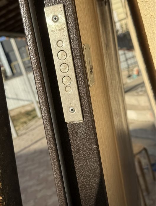 Продам входную дверь