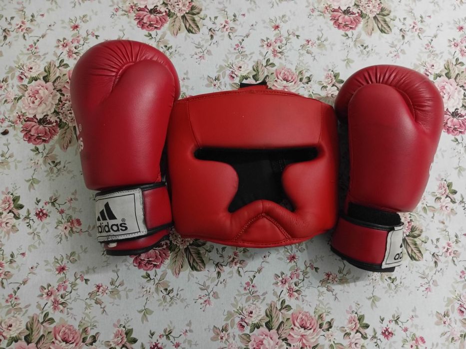 Продам боксёрские перчатки и шлем