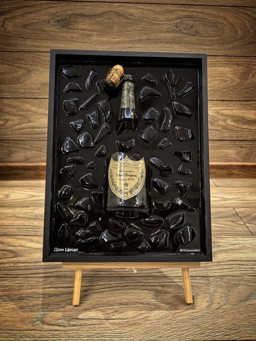 Картини от маркови бутилки в рамка.