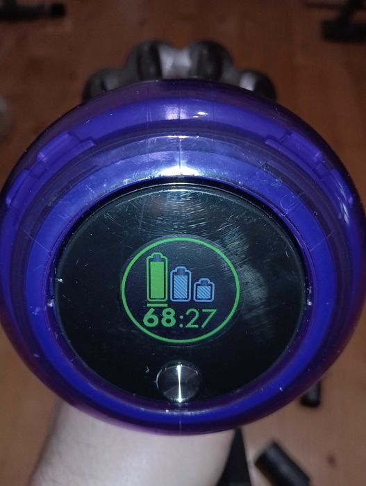 Отлична прахосмукачка Дайсън V11 с добра батерия и аксесоари