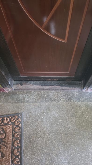 Usa metalica de apartament