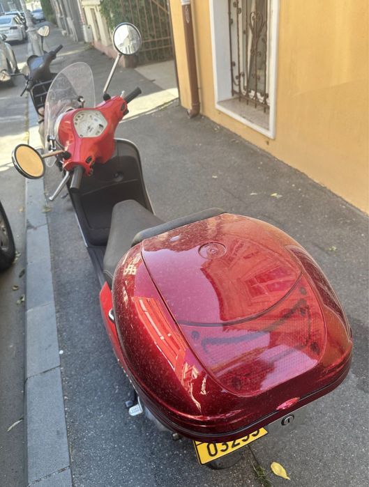 Scuter Piaggio Vespa LX-50 rosu, cu kit Mallossi fara limitator (70 km/h), topcase si parbriz