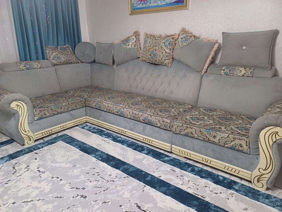 Угловой диван для гостиной  срочноооо