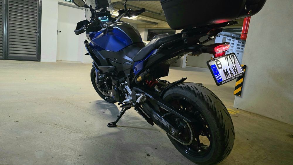 BMW F900 XR 2023 – Te ține lipit de șa mai bine decât fostul/fosta!