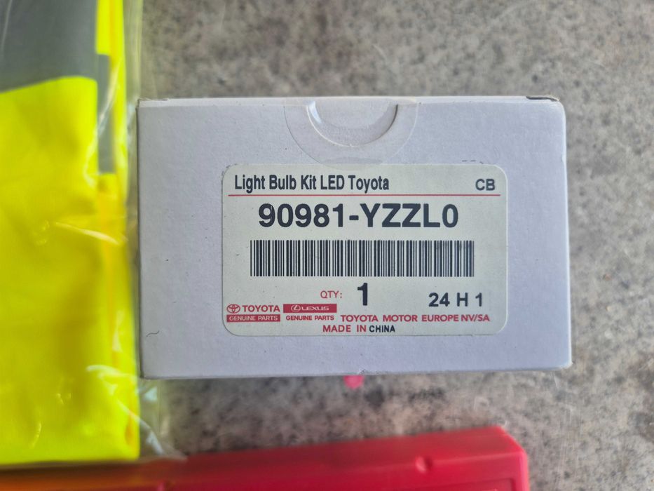 Kit siguranta auto Toyota 90981-YZZR3 triunghi vesta becuri