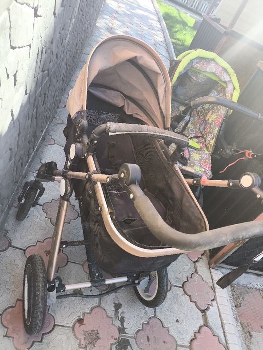 Продам коляску,одну отдам бесплатно