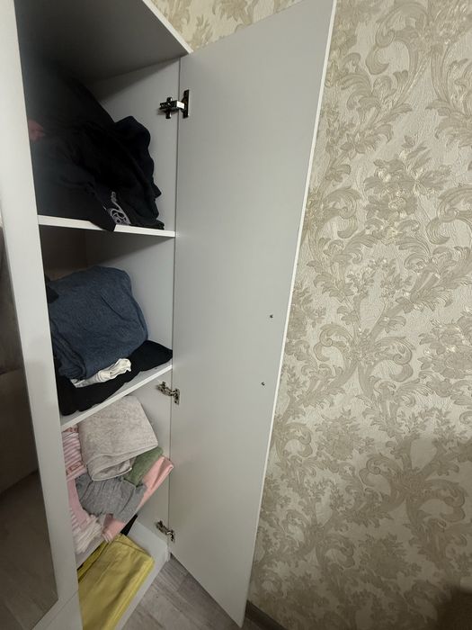 Продается белый шкаф