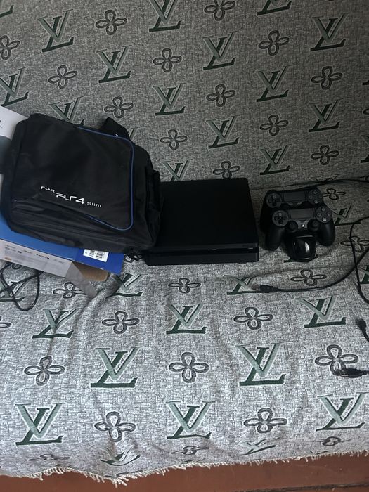 Продам игровоую прситавку Play Station4