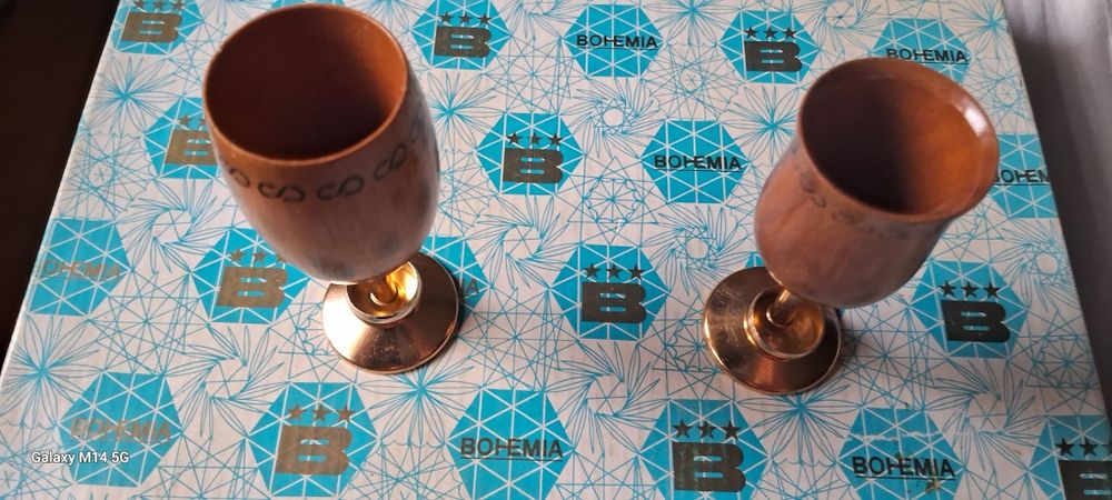 Свадебные  рюмки с обручальными кольцами новые,материал дуб