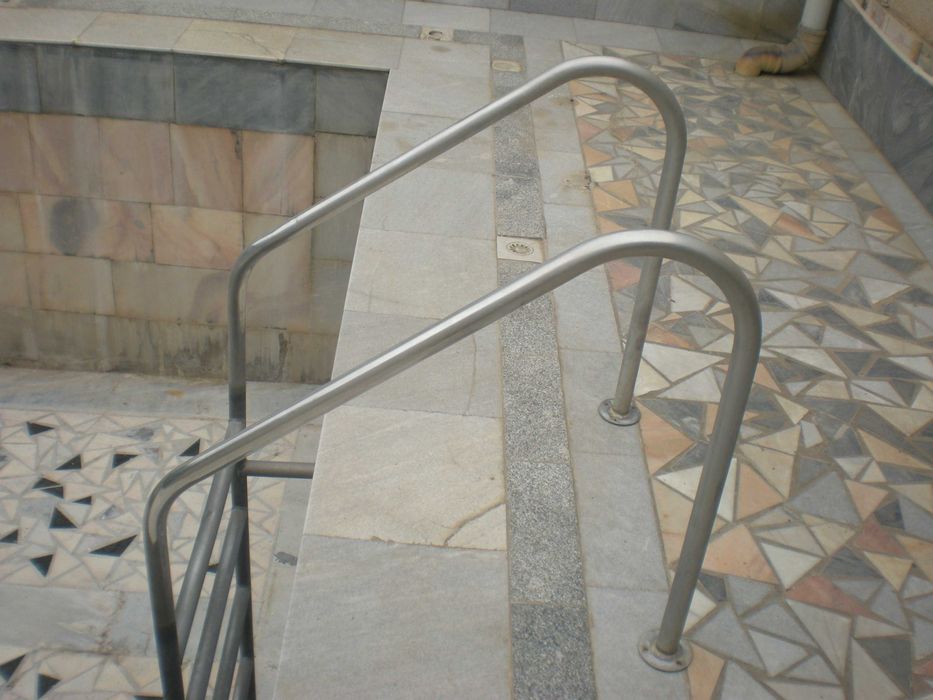 продам  лестницу для бассейна