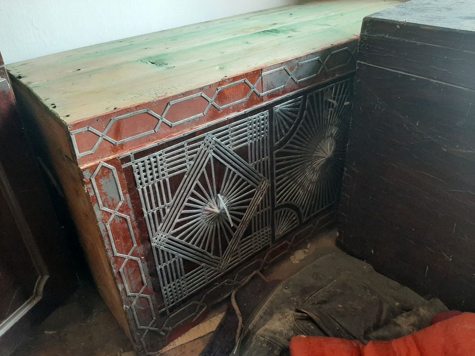 Сандық екі дана сатылады