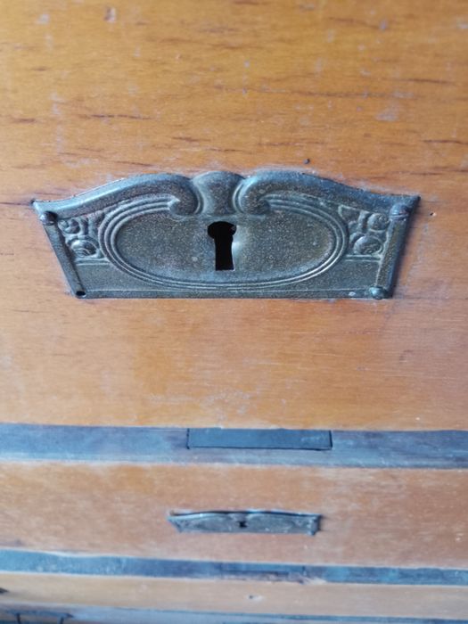 Стар дървен скрин