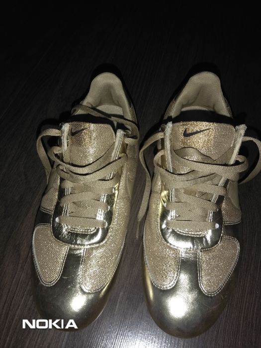Маратонки NIKE, златисти и красиви.