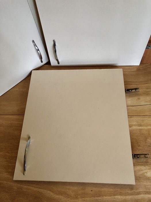 Три врати на шкафа с дръжки, Кухненски шкаф, изработен от дърво