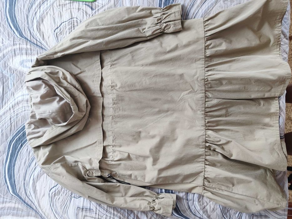 Продам плащ на девочку 10-12 лет.